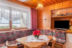 Dining - Holiday Apartment "Gästehaus Gisela 2" with Mountain View, Shared Garden & Wi-Fi (Bruck am Ziller)