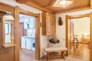 Interior - Holiday Apartment "Gästehaus Gisela 2" with Mountain View, Shared Garden & Wi-Fi (Bruck am Ziller)
