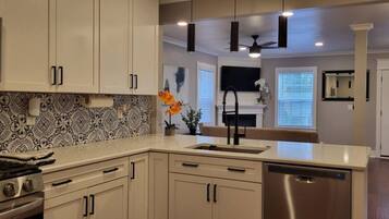 Lemari es, microwave, oven, dan kompor