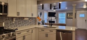 Refrigerador, microondas, horno, placa de cocina
