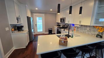 Een koelkast, een magnetron, een oven, een kookplaat