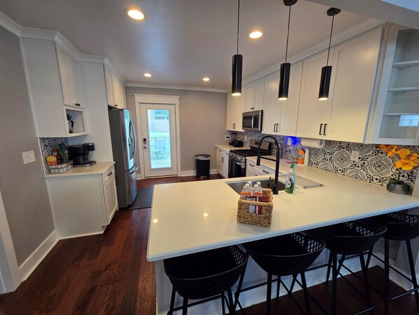 Refrigerador, microondas, horno y parrilla de estufa