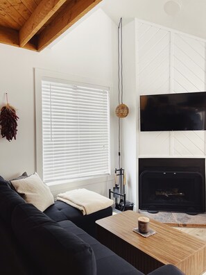 Smart TV, chimenea y estéreo 