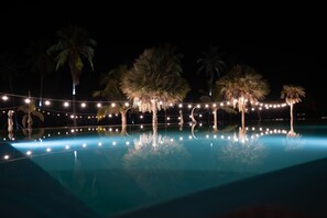 住宿正面 - 傍晚/夜晚