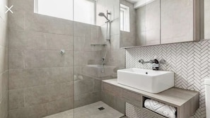 Doccia, asciugacapelli, asciugamani, sapone