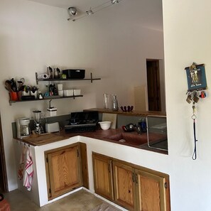 ميكروويف، غسالة أطباق، ماكينة لصنع القهوة/الشاي، محمصة خبز