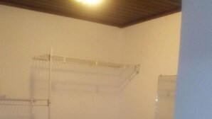 Une petite salle de bain avec une douche, un porte-serviettes et un miroir.
