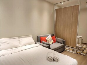 1 chambre, fer et planche à repasser, Internet, draps fournis