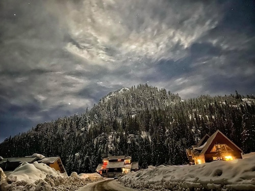 Ski village penthouse w/ hot tub & sauna, Hemlock Valley