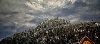 Ski village penthouse w/ hot tub & sauna, Hemlock Valley