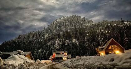 Ski village penthouse w/ hot tub & sauna, Hemlock Valley