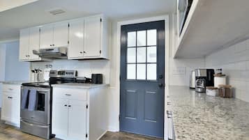 Réfrigérateur, four à micro-ondes, surface de cuisson, lave-vaisselle