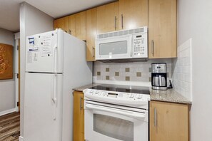 冷蔵庫、電子レンジ、オーブン、コンロ