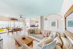 TV - Waterfront condo with pool, private dock, amazing views & patio - walk to beach (South Padre Island)