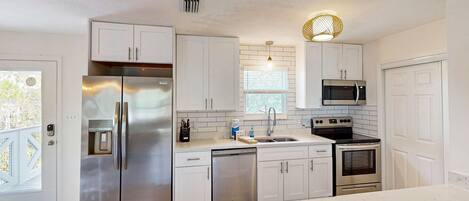 Refrigerador, microondas, horno, placa de cocina