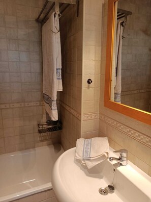 Combined shower/bathtub, hair dryer, towels