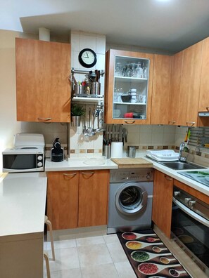 Refrigerador, microondas, horno y cafetera y tetera