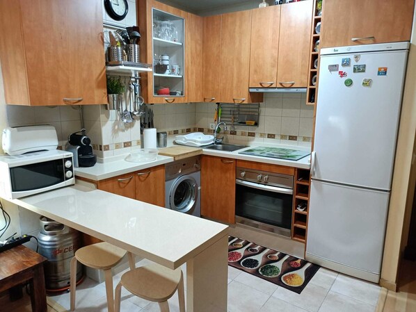 Fridge, microwave, oven, coffee/tea maker