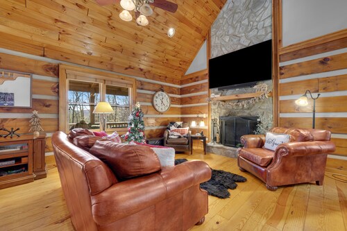 Private mountain home with mtn views, hot tub, firepit, decks, grill & fireplace