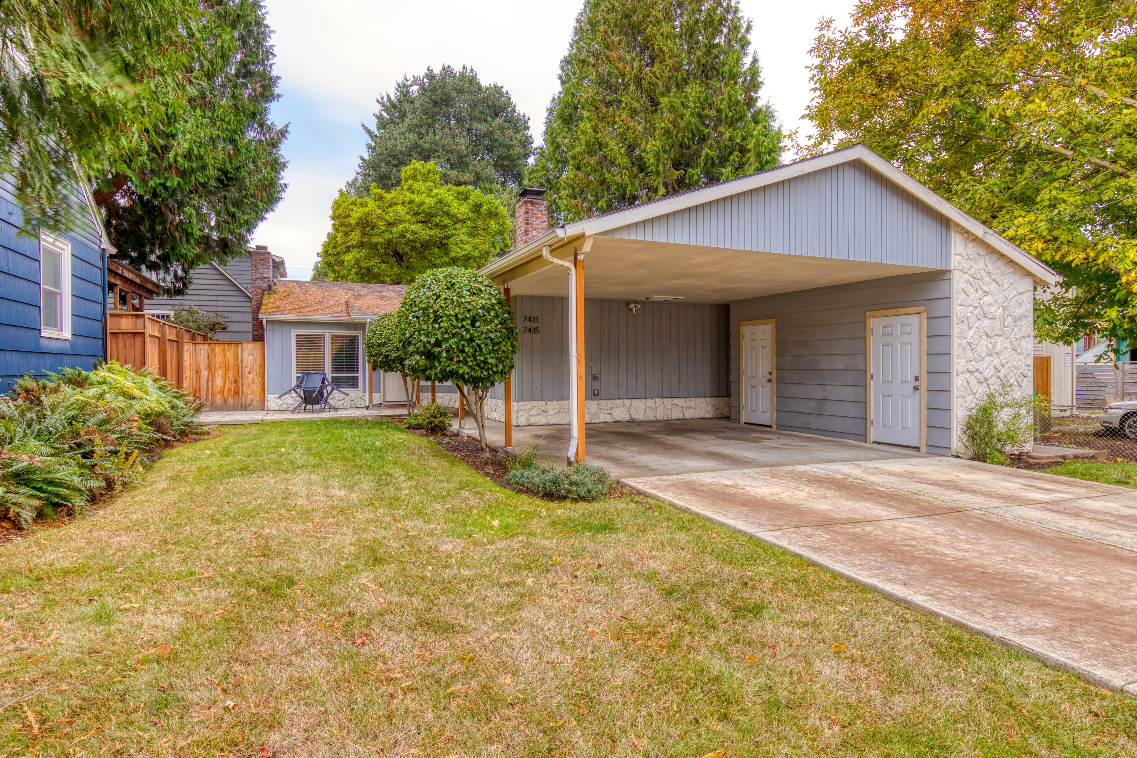 Hospitable duplex with wood-burning fireplace, washer/dryer, & full kitchen