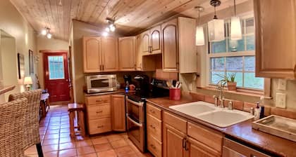 Secluded authentic log cabin with firepit, pizza oven & private patio