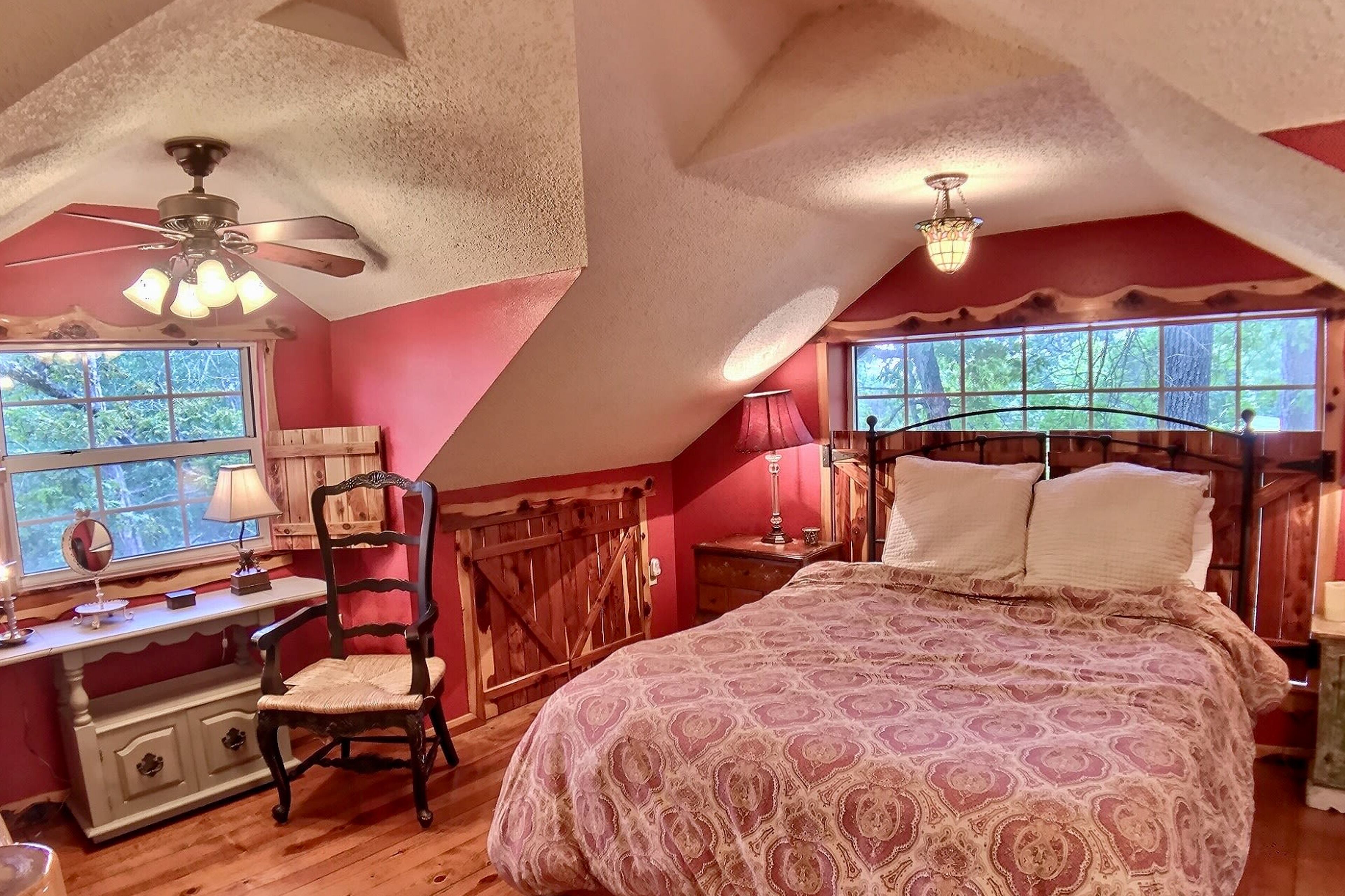 3 bedrooms, iron/ironing board, internet, bed sheets