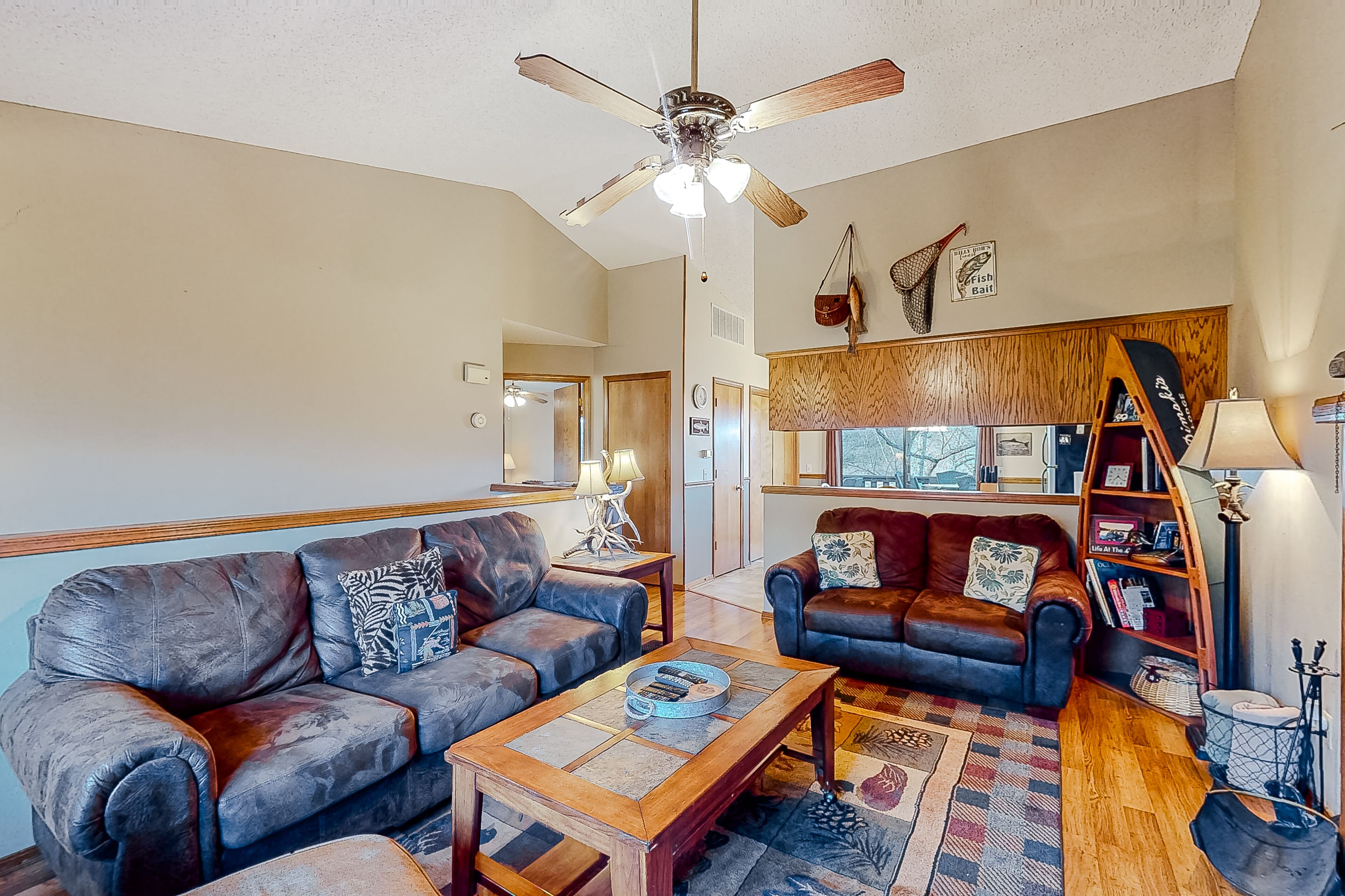 Great condo with overlooking the golf course, large deck, fireplace & gas grill