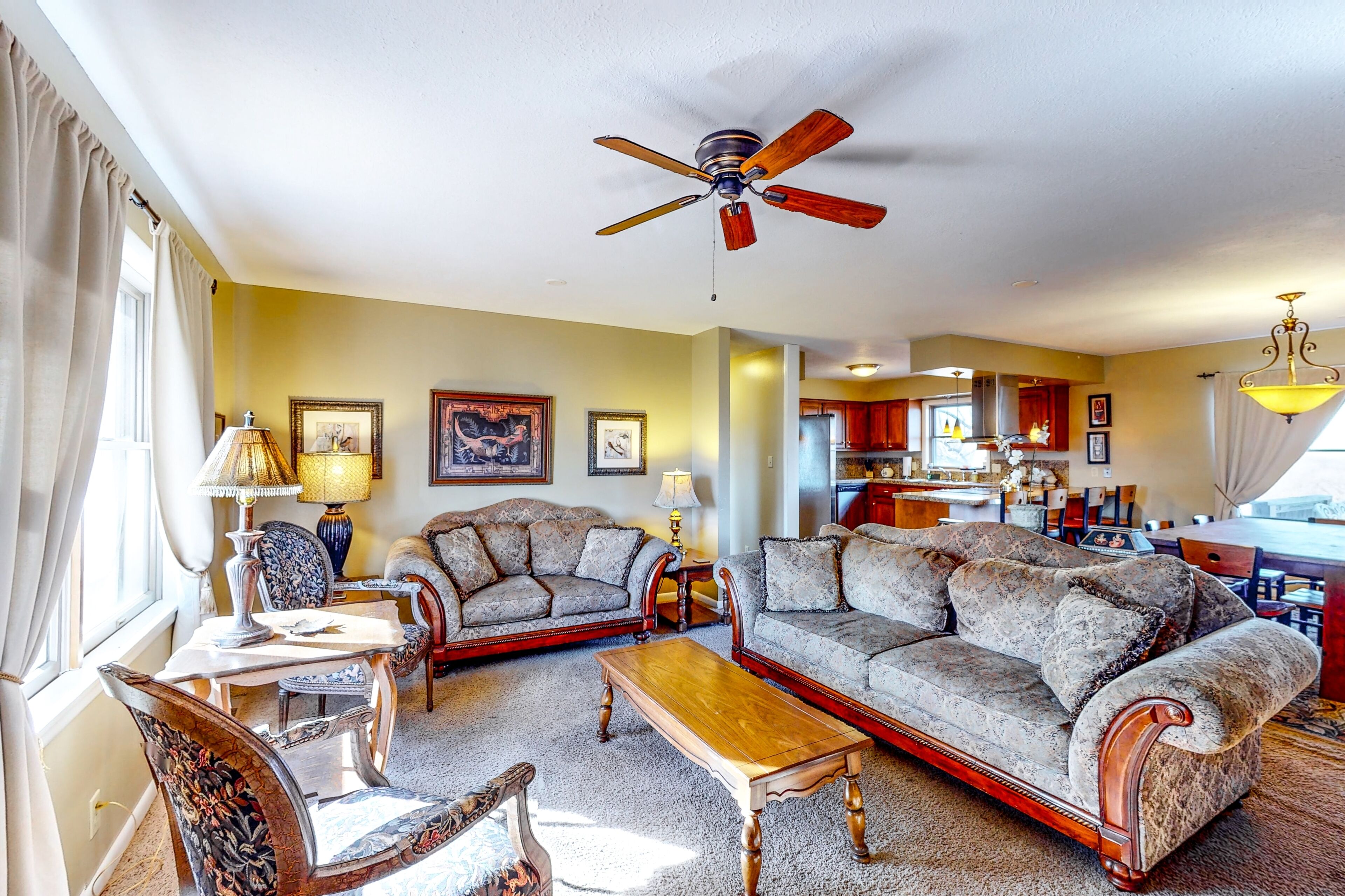 Ranch-style home with grand views, giant yard, spa tub, firepit, & pool table