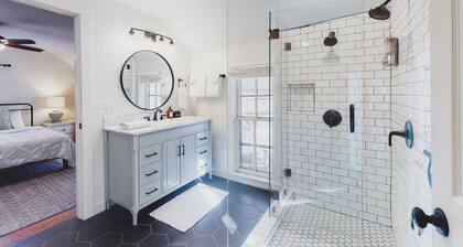 Upper-level dog-friendly home with washer/dryer, balcony, & AC