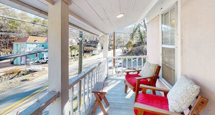 Upper-level dog-friendly home with washer/dryer, balcony, & AC
