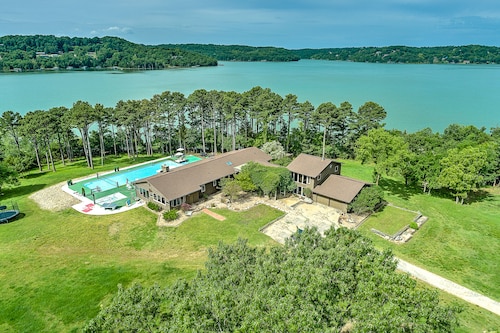 Dog-friendly home with lake views, washer/dryer, pool, basketball & fireplace