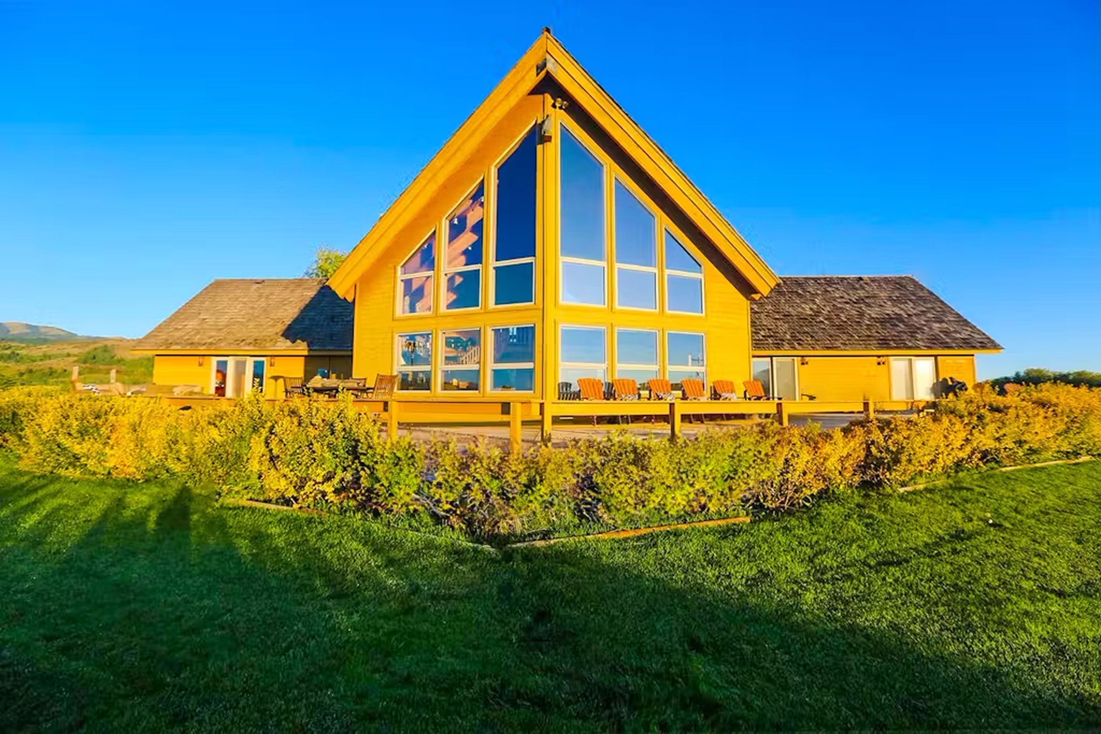 Riverfront Teton property convenient to Jackson Hole & Targhee - dog-friendly