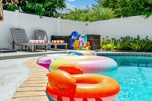 Utomhuspool och uppvärmd pool