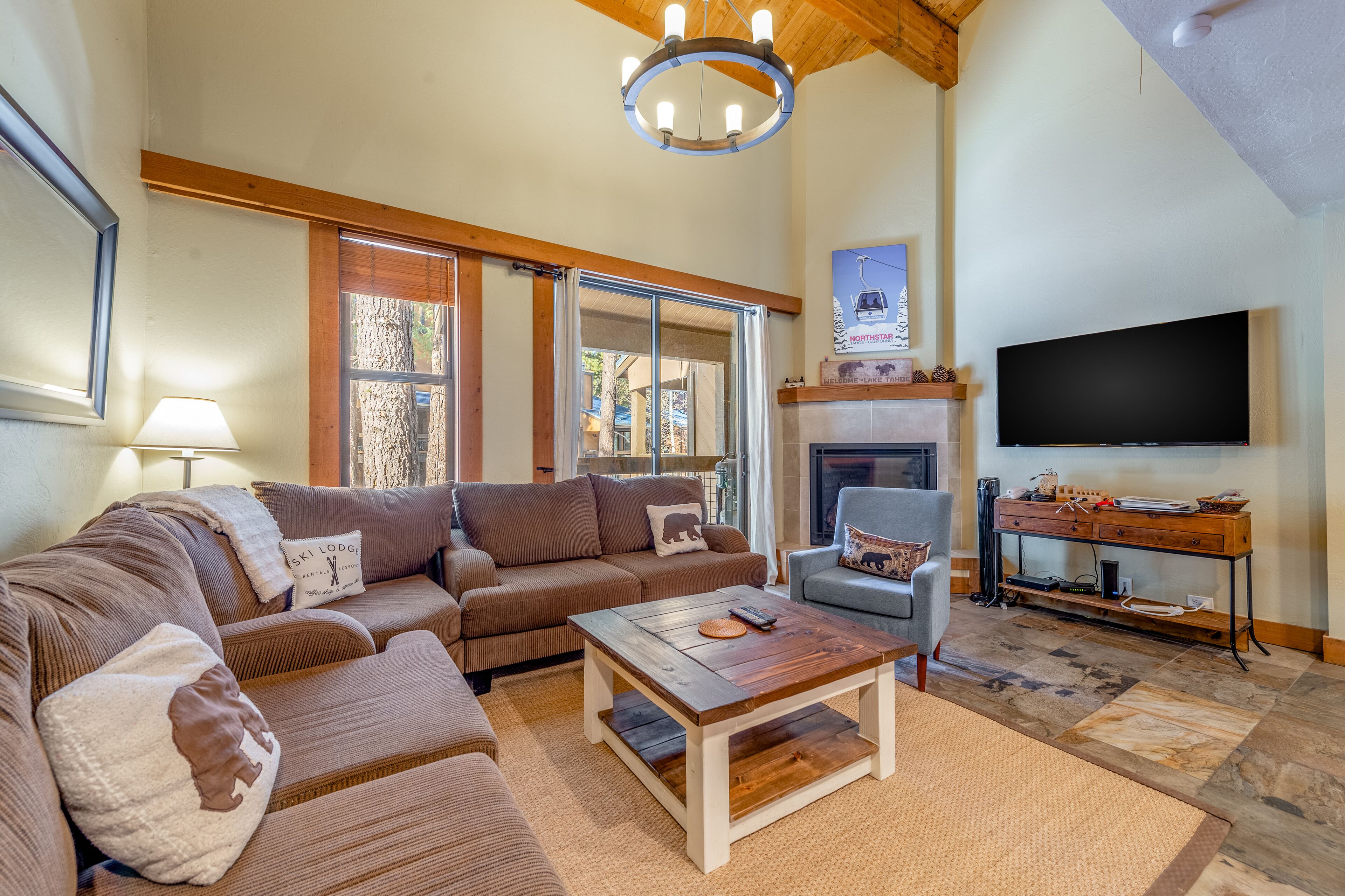 Ski-in/ski-out retreat with gas fireplace, washer/dryer & Northstar amenities