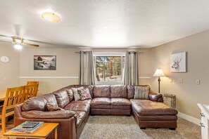 Fernseher, DVD-Player, Tischfußball, Bücher