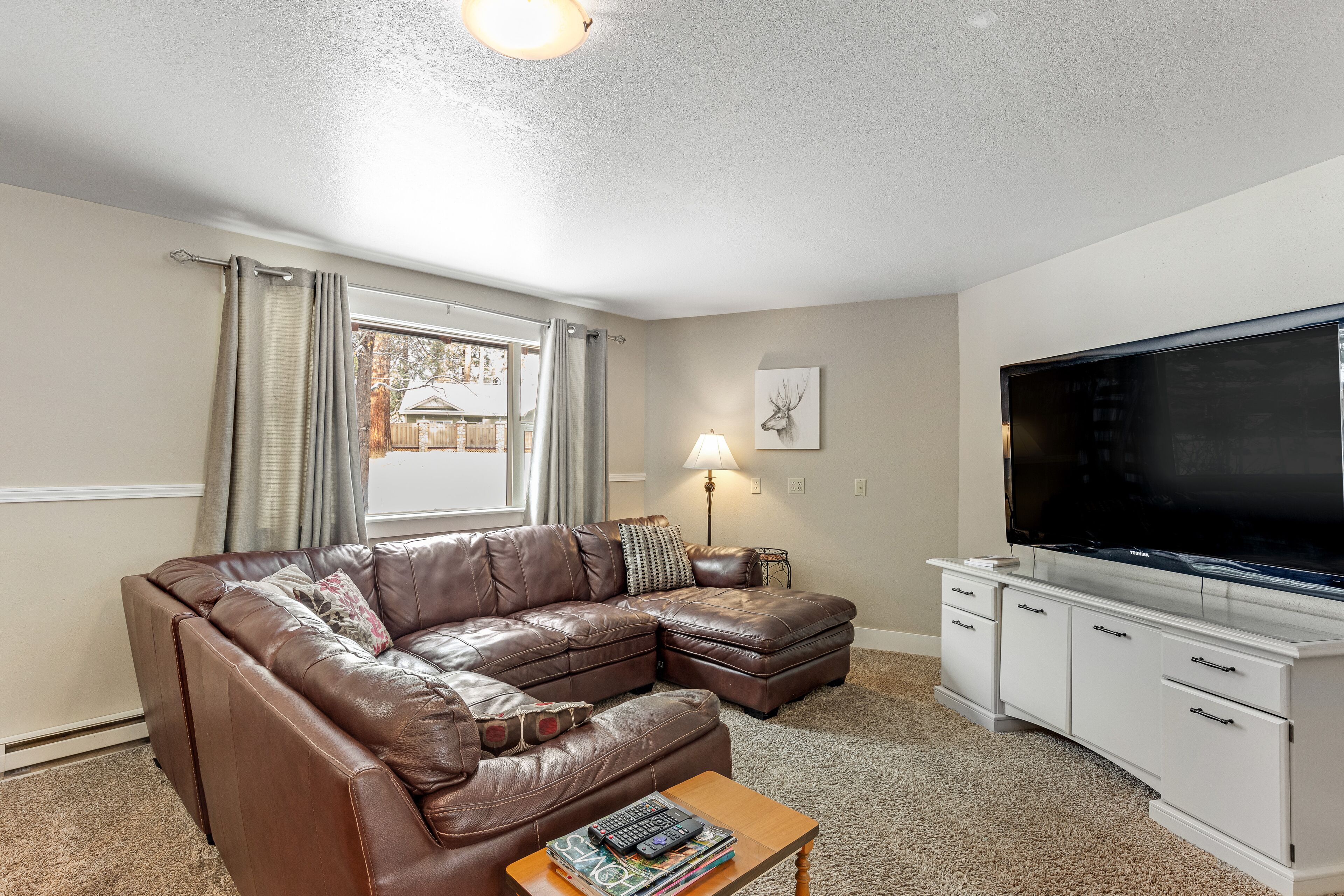 Charming dog-friendly cabin with a firepit, grill, balcony, AC, & private W/D