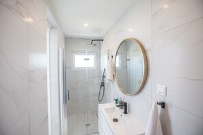 Douche, sèche-cheveux, serviettes fournies