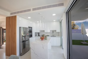 Frigorífico, microondas, horno y placa de cocina