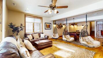 Televisor, llar de foc, taula de tennis de taula i llibres