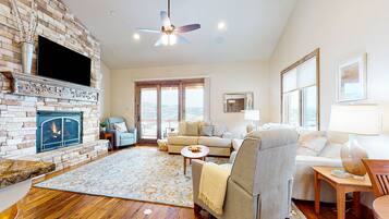 Televisor, llar de foc, taula de tennis de taula i llibres