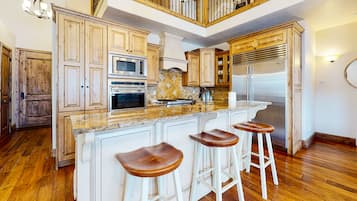 Frigorífic, microones, forn i placa de cuina