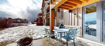 Exquisite mountainside townhome with 12-seat hot tub, lake views & pool table
