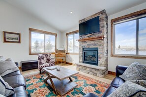 TV connectée, cheminée, jeux vidéo, baby-foot