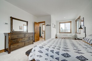 3 bedrooms, desk, iron/ironing board, travel cot
