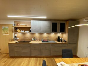 Køleskab, mikrobølgeovn, ovn, kogeplade