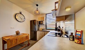 Réfrigérateur, micro-ondes, lave-vaisselle, grille-pain