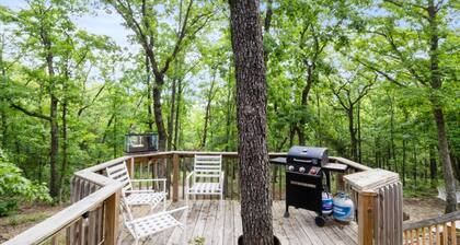 Comfy dog-friendly cabin with fireplace, washer/dryer, gas grill & deck