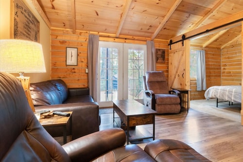Comfy dog-friendly cabin with fireplace, washer/dryer, gas grill & deck