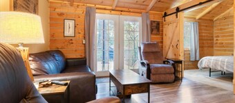 Comfy dog-friendly cabin with fireplace, washer/dryer, gas grill & deck
