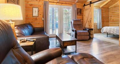 Comfy dog-friendly cabin with fireplace, washer/dryer, gas grill & deck